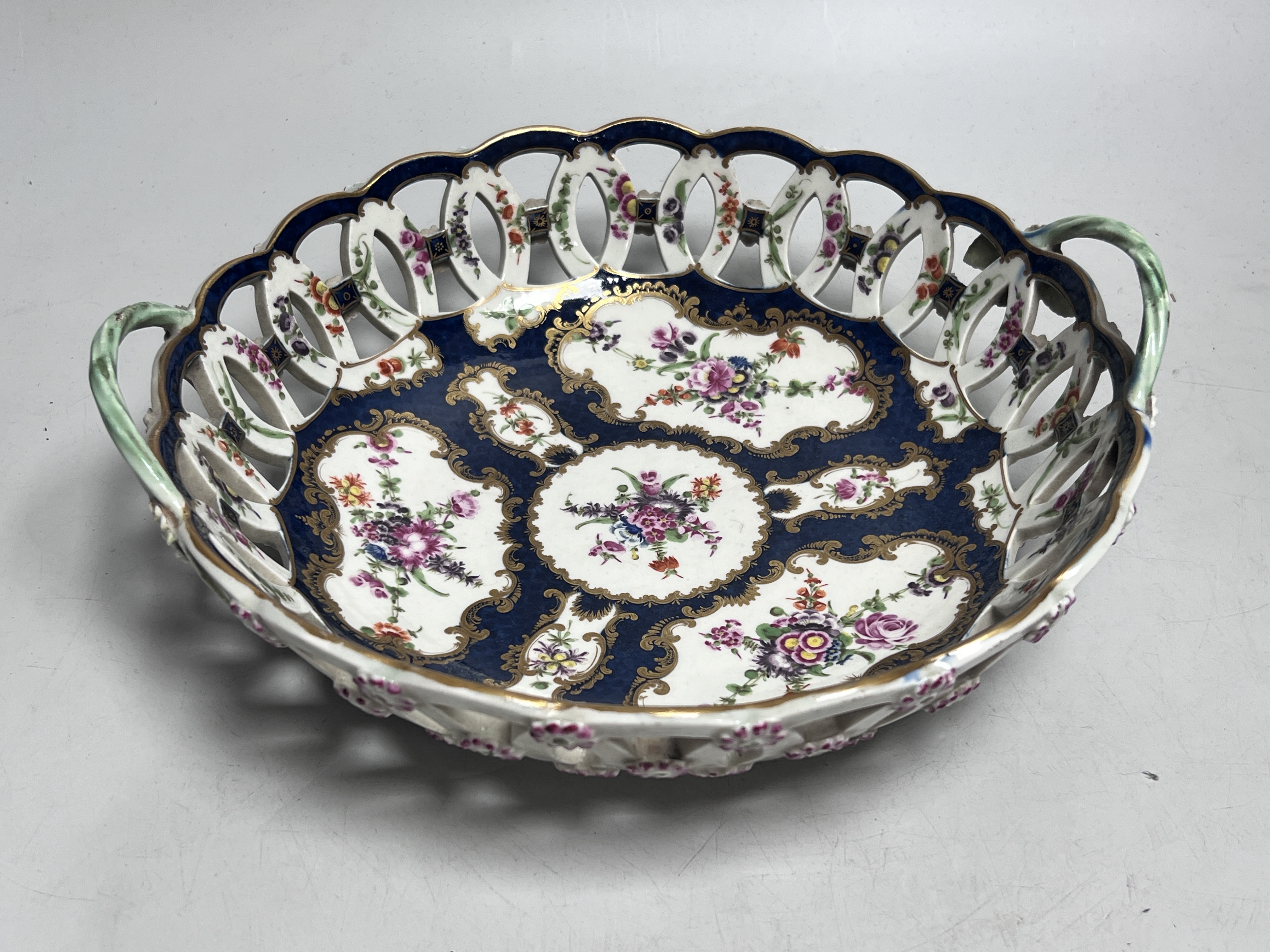 A Worcester scale blue two handled basket, c.1775, 28cm wide
